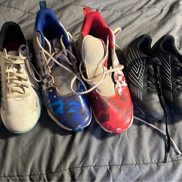 Soccer cleats and softball cleats - Picture 4 of 4
